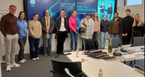 Blick hinter die Kulissen|Schülergruppe erkundet…